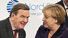 Gerhard Schröder a Angela Merkelová pi sputní Nord Streamu v roce 2011.