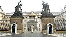 Brána Titánů a za ní Matyášova brána na I. nádvoří – hlavní vstup na Pražský...