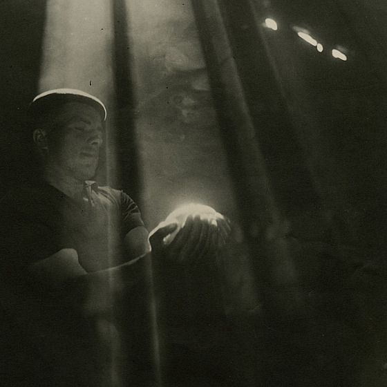 Kouzelník. Fotografie Karla Otty Hrubého z roku 1953
