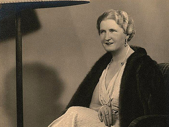 Hana Beneová v modelu ze závodu Hany Podolské. V roce 1936 si ho oblékla na...