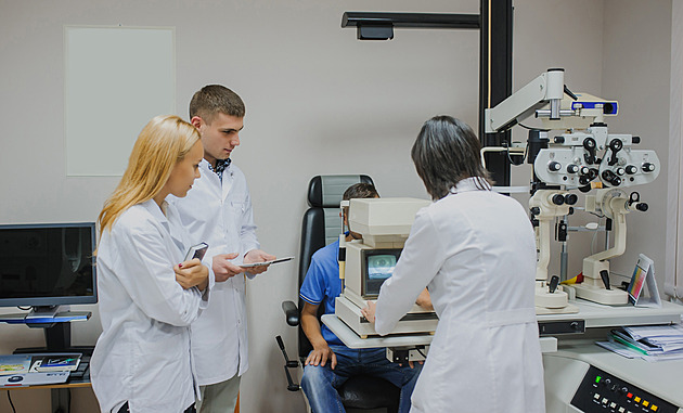 Medici mohou být v ordinaci s lékařem, jen pokud dáte svolení. Na co máte v ordinaci právo?