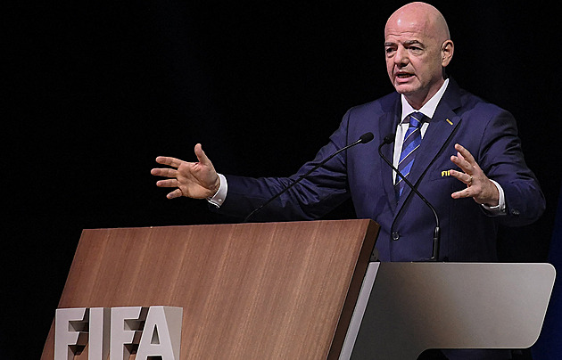 Nepoučitelná FIFA. Znovuzvolení Infantina ukazuje, že fotbal řídí neschopná banda