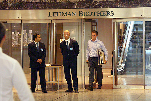 Jak se nynější krach bank se (ne)liší od Lehman Brothers? Západ má opačný problém než tehdy