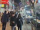 Hodn lidí chodí v Koreji venku stále s roukami.