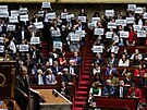 Protesty ve francouzském parlamentu pi eení dchodové reformy.