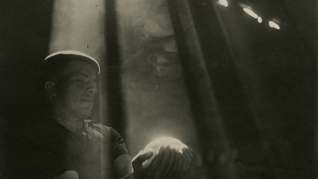 Kouzelník. Fotografie Karla Otty Hrubého z roku 1953