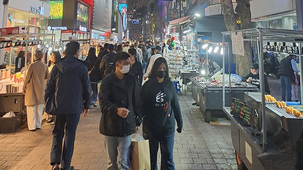 Hodně lidí chodí v Koreji venku stále s rouškami.