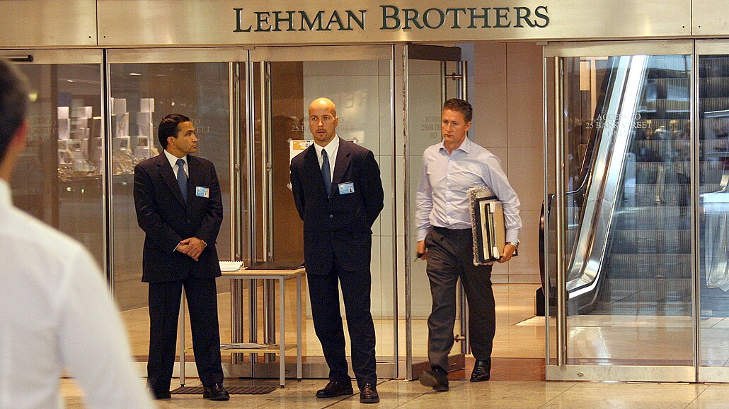 Budovu zkrachovalé banky Lehman Brothers opouštějí zaměstnanci (2008)