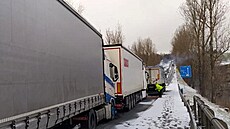 Stojící kamiony na hlavním tahu z Karlových Var do Prahy.