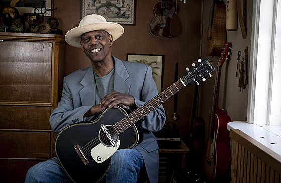 K�í�itel styl�. Novinka Ridin� je jakousi syntézou tras, po nich� se Eric Bibb...