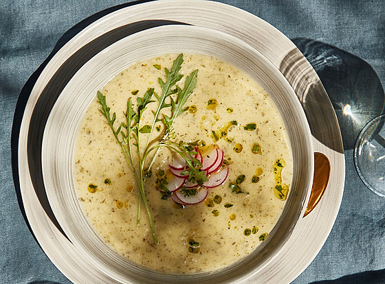 Cuketová polévka s rukolou a edkvikami