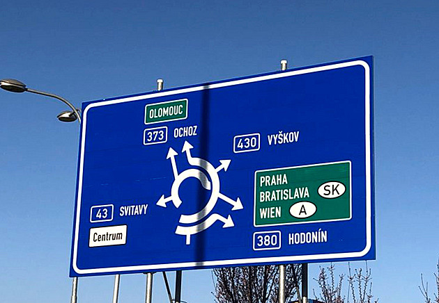 „Bezpečnější“ rozlehlé kruhové objezdy jako hlavolamy. Některé lidi paradoxně přivádějí do nesnází
