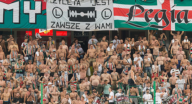 Karlův most obsadili polští fanoušci, fotbal pohlídají stovky policistů