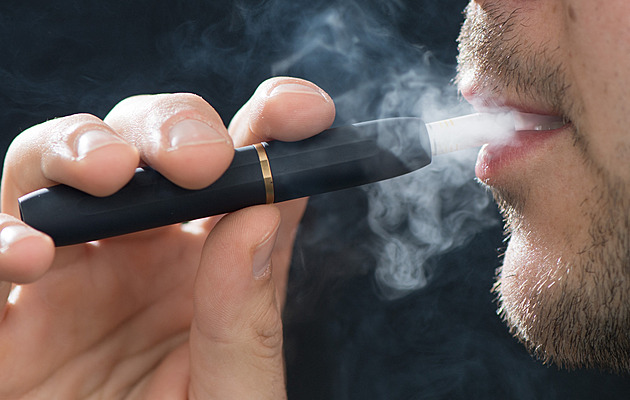 Voňavé náhražky cigaret musí v EU skončit. Zákaz příchutí už chystají i poslanci v Česku