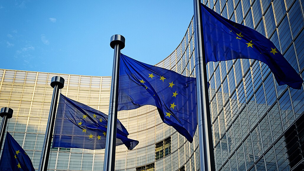 Vlajky EU ped bruselským sídlem Evropské komise