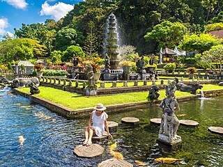 Vodní zahrada chrámu Taman Tirta Gangga na indonéském ostrově Bali