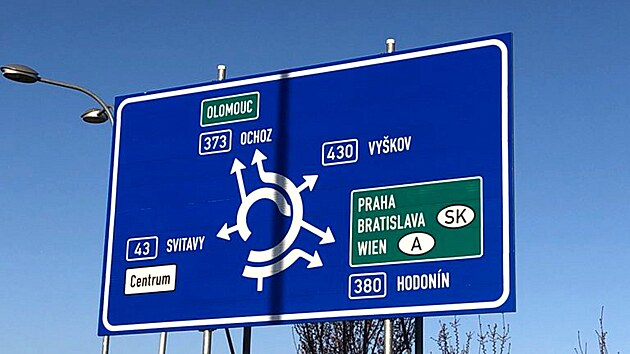 Komplikované znaení kruhového objezdu Brno-Slatina.