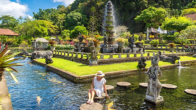 Vodní zahrada chrámu Taman Tirta Gangga na indonéském ostrov Bali