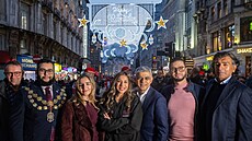 Londýnský starosta Sadiq Khan (pátý zleva) zahájil v podvečer 22. března 2023...