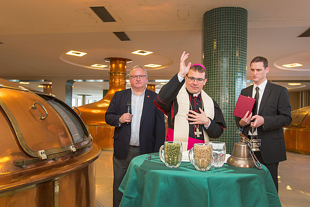 Prezident Pavel navštíví Senát. Plzeňský Prazdroj vyšle pivo do Vatikánu
