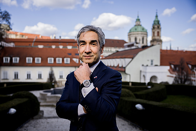 Armáda v USA přebírá vrtulníky a chce dalších osm, říká nový americký velvyslanec Sabet. Těší se na výpravy po Česku
