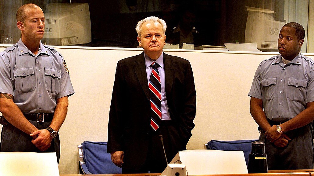 Slobodan Miloevi ped haagským tribunálem v roce 2001