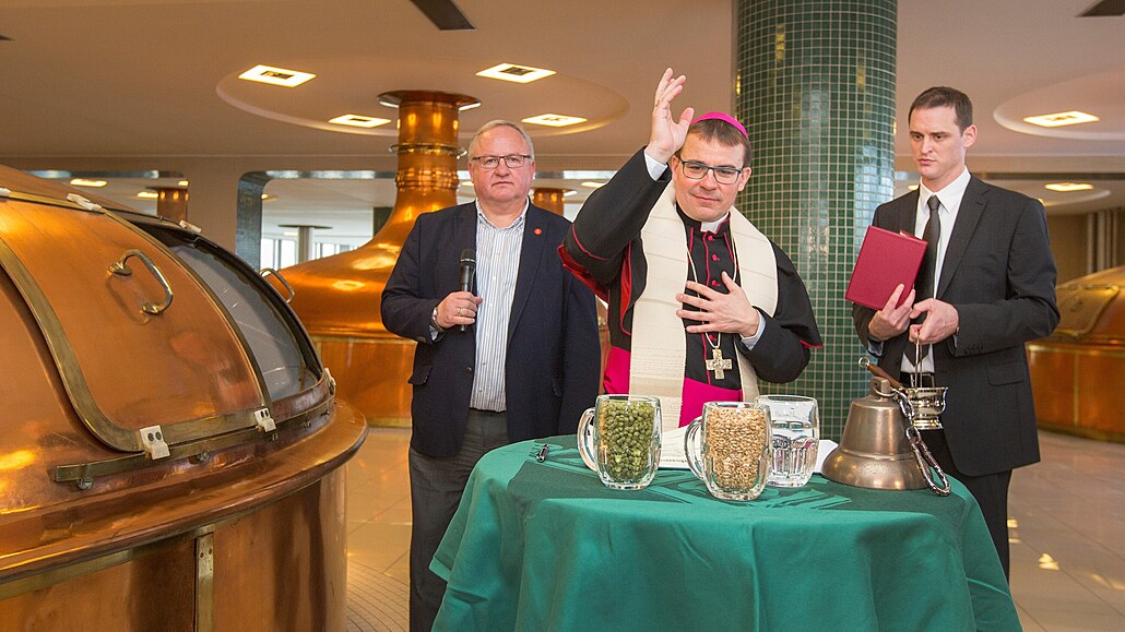 Plzeský biskup Tomá Holub ehná velikononí várce piva pro papee (2017)
