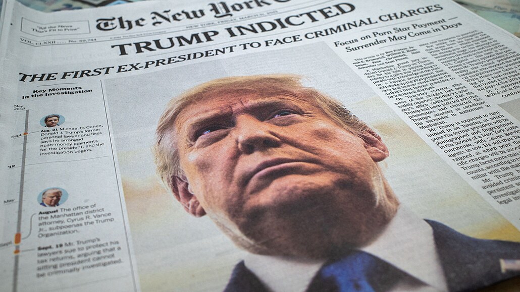 Titulní strana deníku The New York Times informující o obvinění exprezidenta...