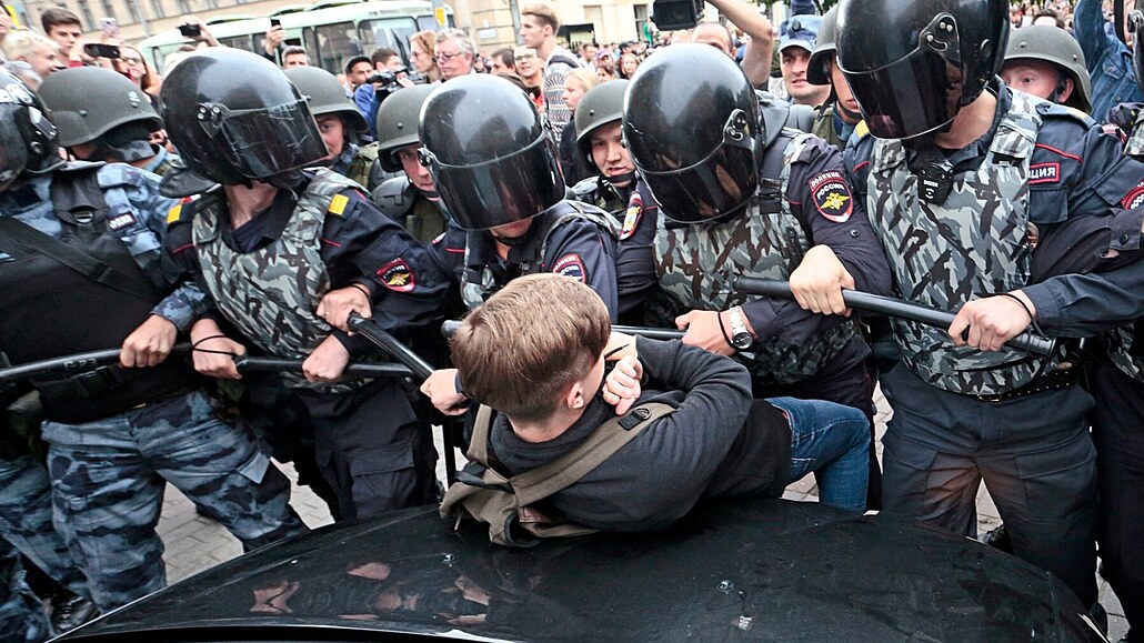 Zásah ruské policie proti demonstrantům.