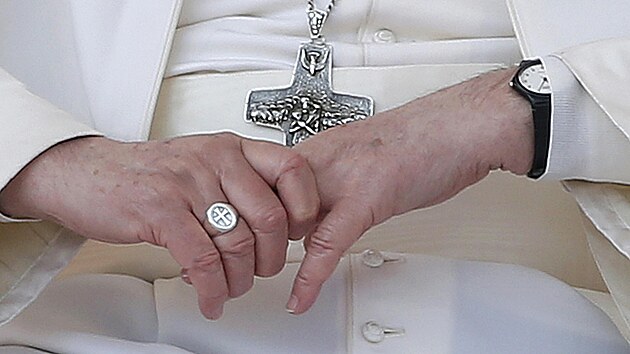 Kříž a prsten papeže Františka