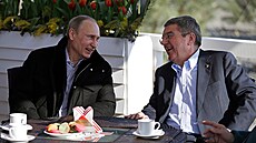 Thomas Bach (prezident MOV) a ruský vládce Vladimir Putin.