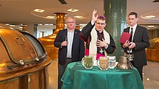 Plzeňský biskup Tomáš Holub žehná velikonoční várce piva pro papeže (2017)