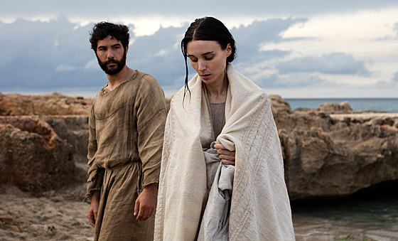 Rooney Mara (Má�í Magdaléna) a Tahar Rahim (Jidá�) ve filmu Má�í Magdaléna z...