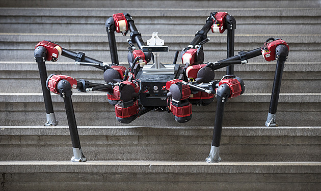 Roboty brzdí výkyvy počasí a baterie. A prim hrají ve světě čeští experti, kteří pomáhají i americké armádě