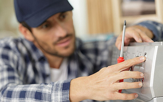 Brusel přišel s revolučním „právem na opravu“. Zdražit mohou nové pračky či mobily