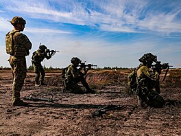 Fin�tí vojáci p�i cvi�ení.