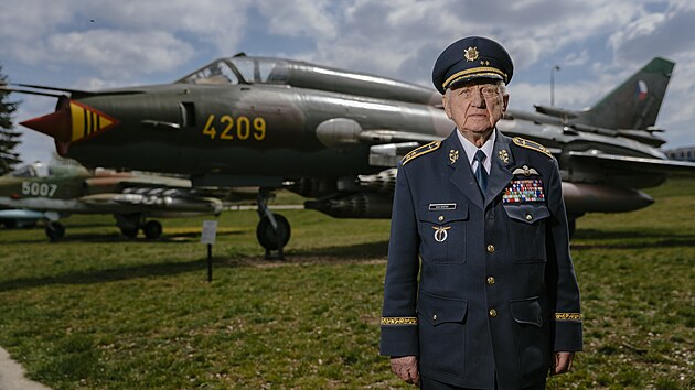 Bývalý pilot RAF Emil Boek, roku 2019 jmenovaný dokonce armádním generálem,...