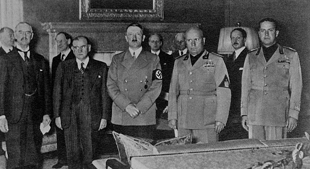 Nečas a malí Daladierové. Je zvláštní, kolik u nás zaznívá hlasů, aby se Ukrajina vzdala okupovaných území