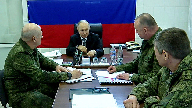 Putin přiletěl po měsíci podpořit na frontu morálku vyčerpaného vojska, Ukrajinci informaci Kremlu zpochybňují