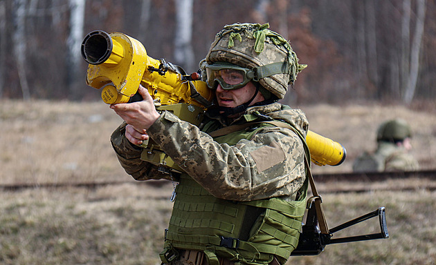 „Nepostradatelní“ Češi kryjí na frontě Ukrajincům záda. Dobrovolník si může vydělat i více než profesionální vojáci