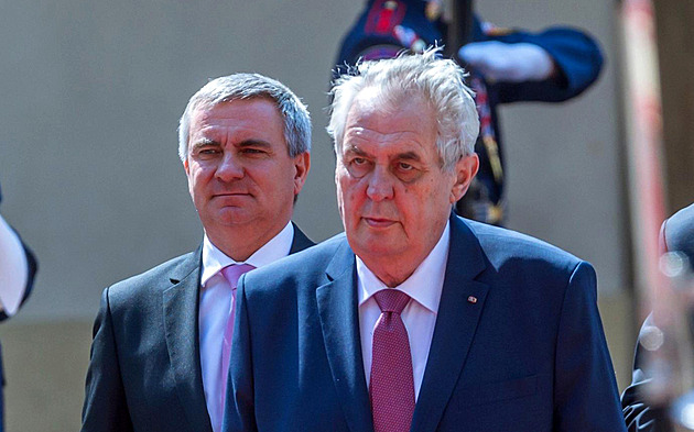 Zeman ode dneška opět úřaduje, s Mynářem v zádech. Odpočatý exprezident se na otevření kanceláře těšil