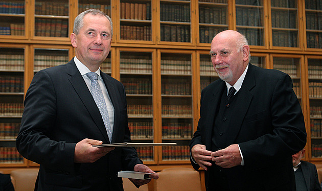 Prezident Pavel mění soudce. Vyslyšel Rychetského přání, které neprošlo přes Zemana