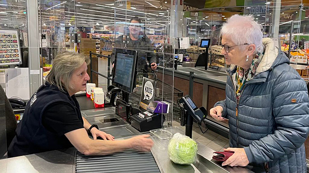 Bez stresu, zato s pokecem. Schválně pomalá pokladní je hit německého supermarketu