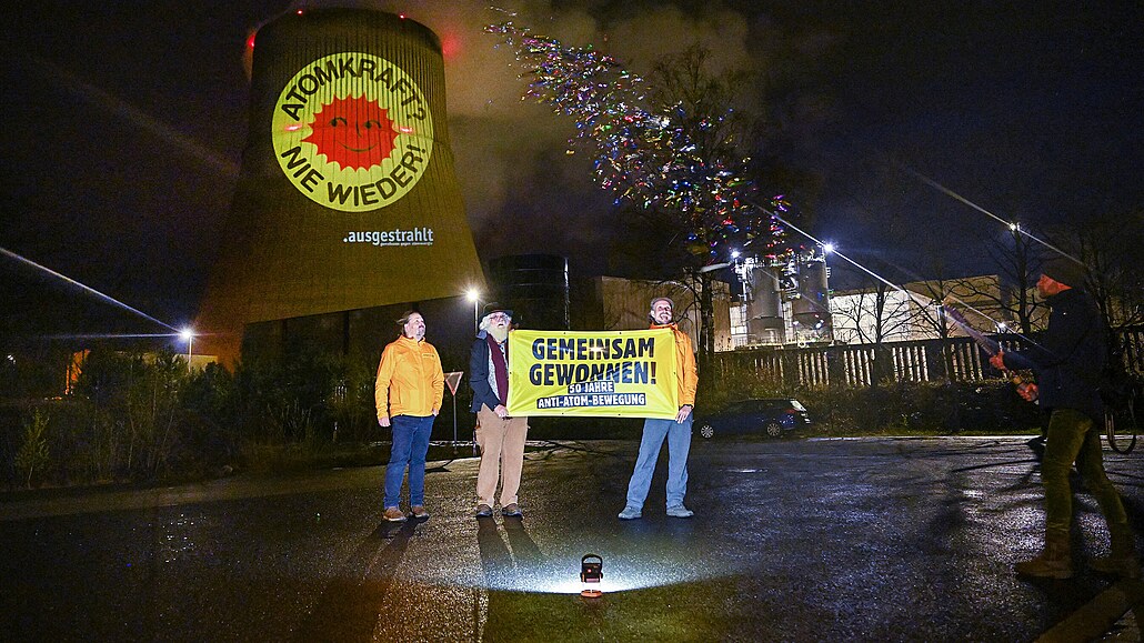 Jádro? Nikdy více. Aktivisté u jaderné elektrárny v Emslandu v pondlí...