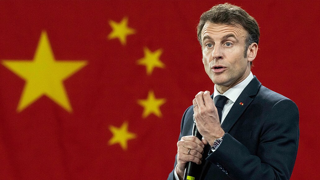 Francouzský prezident Emmanuel Macron pi mítinku v ínskými studenty pi...