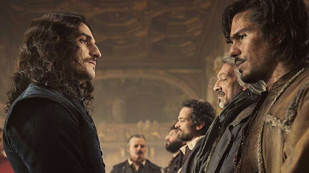 Král a jeho vrní. Ludvík XIII. (Louis Garrel) ve známé scén oceuje chrabrost...