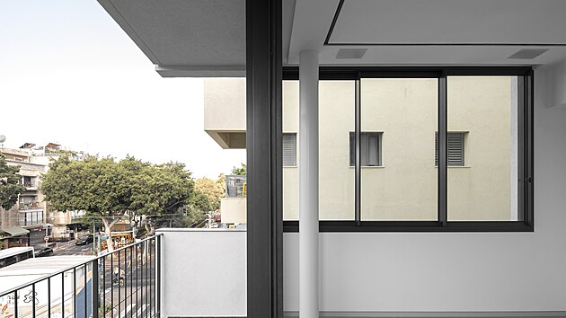 Tel Aviv vznikl v modernm stylua hlavn stopu zanechali architekti v 30. a 40. letech minulho stolet. Ve stylu Bauhaus vzniklo takzvan Bl msto, kter je dnes soust svtovho kulturnho ddictv UNESCO. I pesto ale mohl jeden z dom v tto sti msta projt zsadn promnou. Zvtila se okna i balkony, pistavla patra a na stee pak prostor pro terasu s posezenm i vivkou.