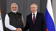 Indický premiér Naréndra Módí a ruský prezident Vladimir Putin pi setkání v...
