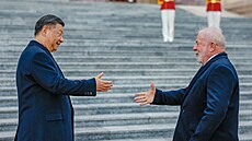 Brazilského prezidenta Luize Inácia Lulu da Silva (vpravo) přivítal v Pekingu...