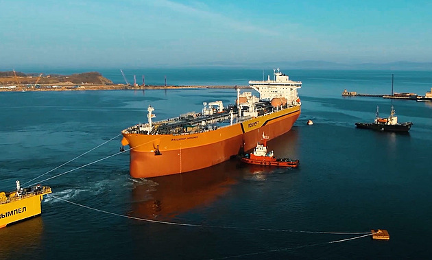 Míchání ropy a jiné triky. Ruský export černého zlata je stále obtížněji vystopovatelný